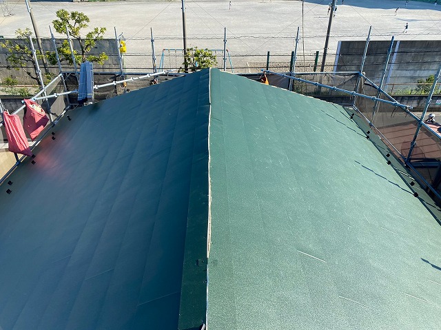 横暖ルーフαｓ　バズルーフ　カツキ板金　寄棟　屋根葺き替え　カバー工法