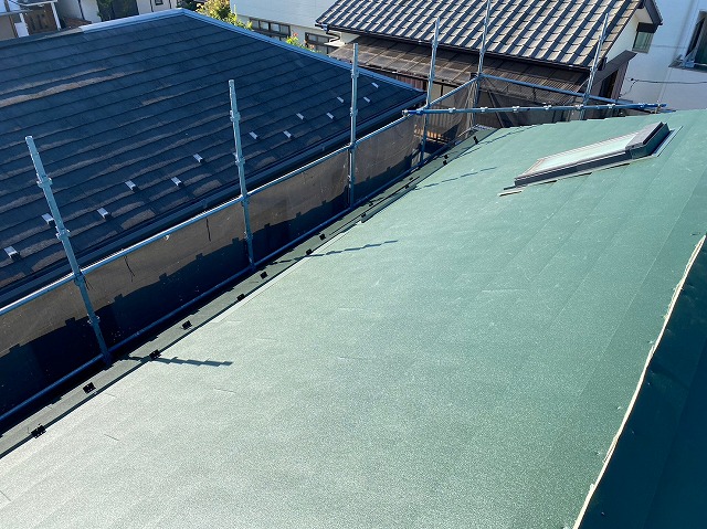 横暖ルーフαｓ　バズルーフ　カツキ板金　寄棟　屋根葺き替え　カバー工法