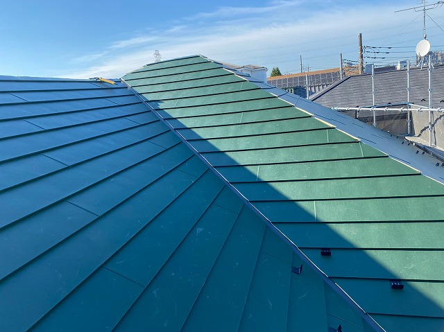 横暖ルーフαｓ　バズルーフ　カツキ板金　寄棟　屋根葺き替え　カバー工法
