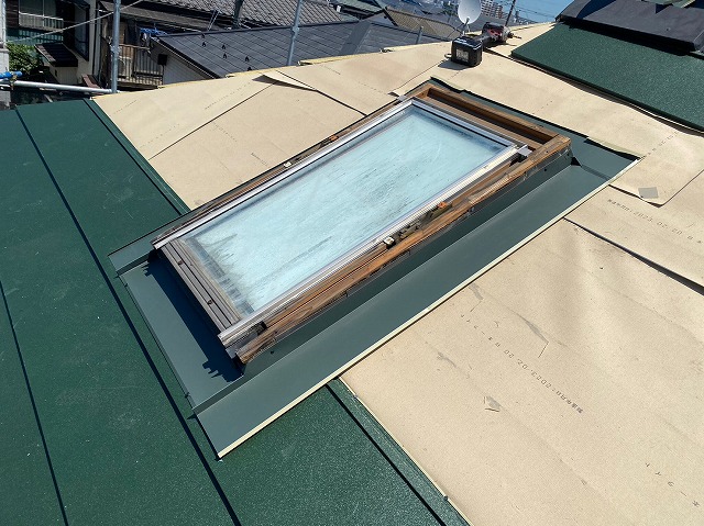 横暖ルーフαｓ　バズルーフ　カツキ板金　寄棟　屋根葺き替え　カバー工法