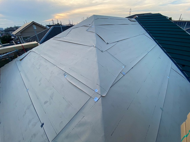 横暖ルーフαｓ　バズルーフ　カツキ板金　寄棟　屋根葺き替え　カバー工法