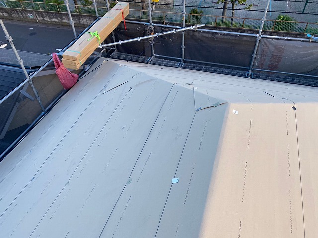 横暖ルーフαｓ　バズルーフ　カツキ板金　寄棟　屋根葺き替え　カバー工法