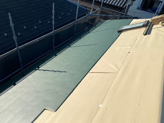 横暖ルーフαｓ　バズルーフ　カツキ板金　寄棟　屋根葺き替え　カバー工法