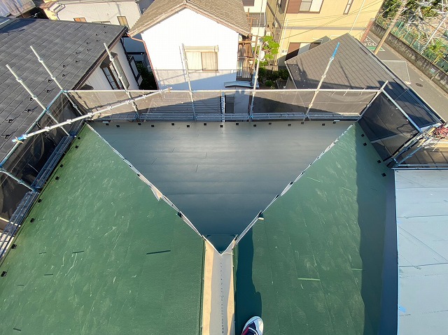 横暖ルーフαｓ　バズルーフ　カツキ板金　寄棟　屋根葺き替え　カバー工法