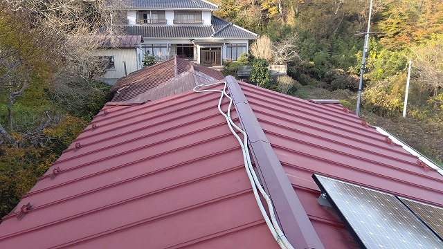 スレート屋根から横暖ルーフを使った屋根カバー工事を行いました！川口市屋根カバー工事　横暖ルーフαｓ　ニチハ　センタールーフ　スレートボロボロ　ガルバリウム鋼板　
