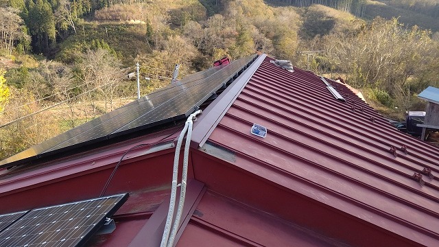 スレート屋根から横暖ルーフを使った屋根カバー工事を行いました！川口市屋根カバー工事　横暖ルーフαｓ　ニチハ　センタールーフ　スレートボロボロ　ガルバリウム鋼板　