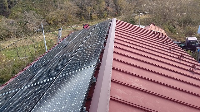 スレート屋根から横暖ルーフを使った屋根カバー工事を行いました！川口市屋根カバー工事　横暖ルーフαｓ　ニチハ　センタールーフ　スレートボロボロ　ガルバリウム鋼板　