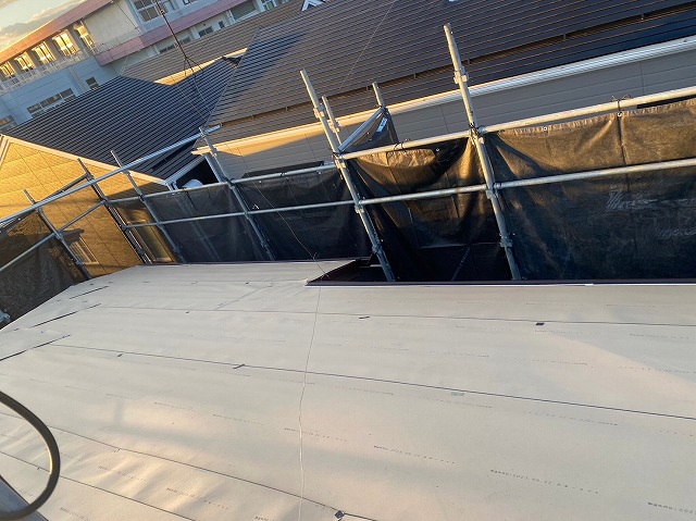 スレート屋根から横暖ルーフを使った屋根カバー工事を行いました！川口市屋根カバー工事　横暖ルーフαｓ　ニチハ　センタールーフ　スレートボロボロ　ガルバリウム鋼板　