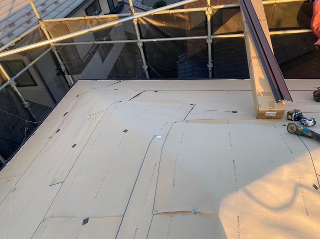 スレート屋根から横暖ルーフを使った屋根カバー工事を行いました！川口市屋根カバー工事　横暖ルーフαｓ　ニチハ　センタールーフ　スレートボロボロ　ガルバリウム鋼板　