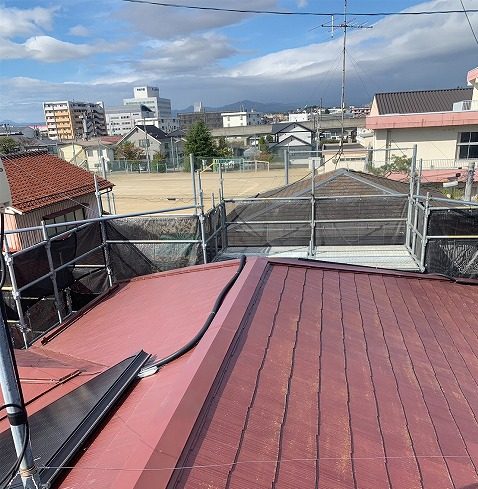 スレート屋根から横暖ルーフを使った屋根カバー工事を行いました！川口市屋根カバー工事　横暖ルーフαｓ　ニチハ　センタールーフ　スレートボロボロ　ガルバリウム鋼板　