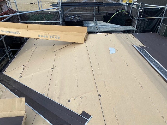 スレート屋根から横暖ルーフを使った屋根カバー工事を行いました！川口市屋根カバー工事　横暖ルーフαｓ　ニチハ　センタールーフ　スレートボロボロ　ガルバリウム鋼板　