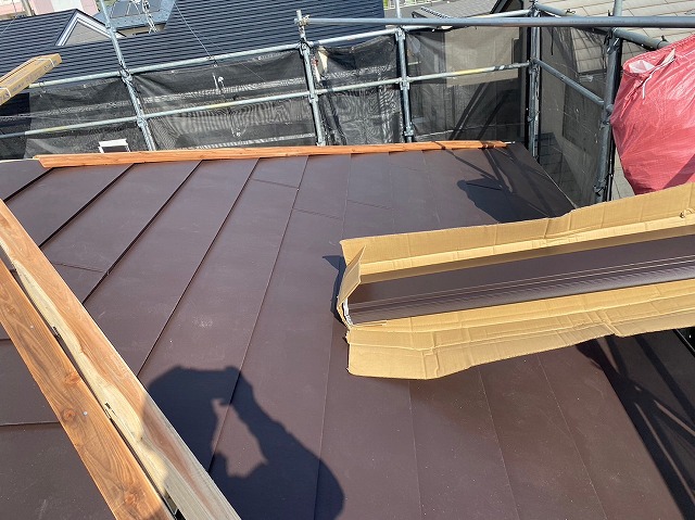 スレート屋根から横暖ルーフを使った屋根カバー工事を行いました！川口市屋根カバー工事　横暖ルーフαｓ　ニチハ　センタールーフ　スレートボロボロ　ガルバリウム鋼板　