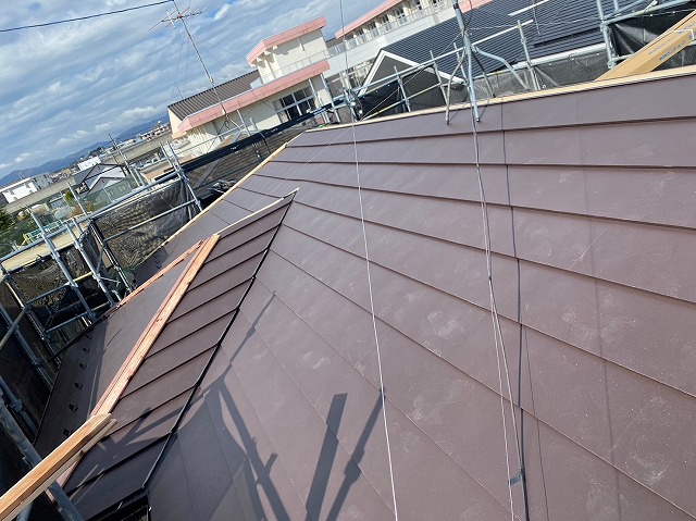 スレート屋根から横暖ルーフを使った屋根カバー工事を行いました！川口市屋根カバー工事　横暖ルーフαｓ　ニチハ　センタールーフ　スレートボロボロ　ガルバリウム鋼板　