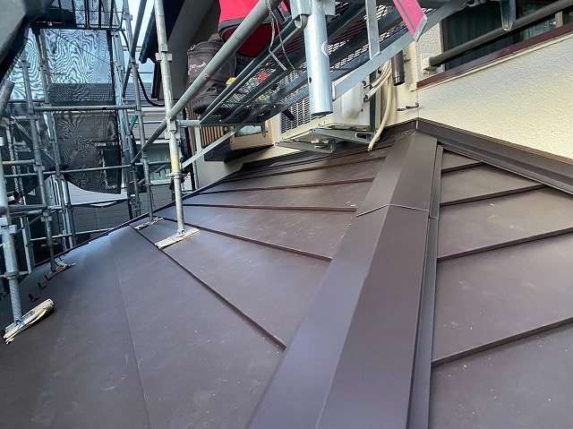 スレート屋根から横暖ルーフを使った屋根カバー工事を行いました！川口市屋根カバー工事　横暖ルーフαｓ　ニチハ　センタールーフ　スレートボロボロ　ガルバリウム鋼板　