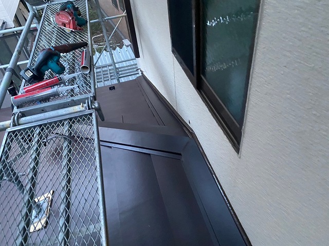 スレート屋根から横暖ルーフを使った屋根カバー工事を行いました！川口市屋根カバー工事　横暖ルーフαｓ　ニチハ　センタールーフ　スレートボロボロ　ガルバリウム鋼板　