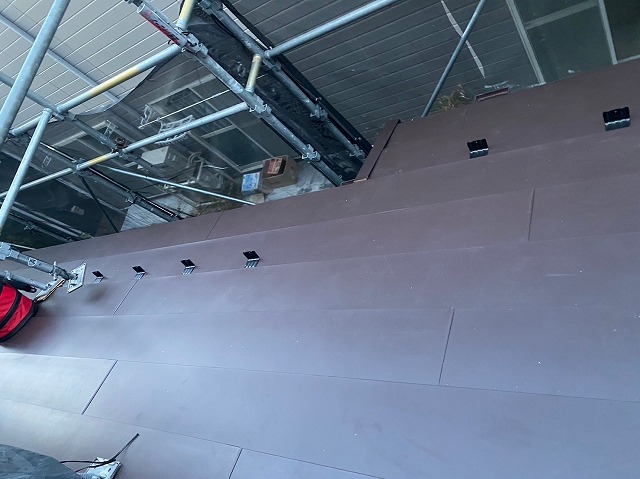 スレート屋根から横暖ルーフを使った屋根カバー工事を行いました！川口市屋根カバー工事　横暖ルーフαｓ　ニチハ　センタールーフ　スレートボロボロ　ガルバリウム鋼板　