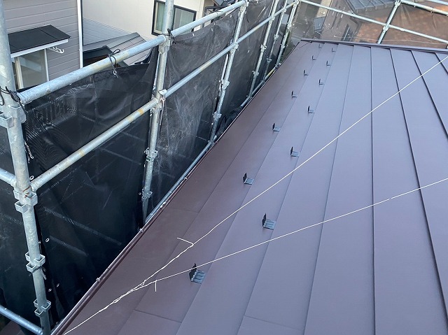 スレート屋根から横暖ルーフを使った屋根カバー工事を行いました！川口市屋根カバー工事　横暖ルーフαｓ　ニチハ　センタールーフ　スレートボロボロ　ガルバリウム鋼板　