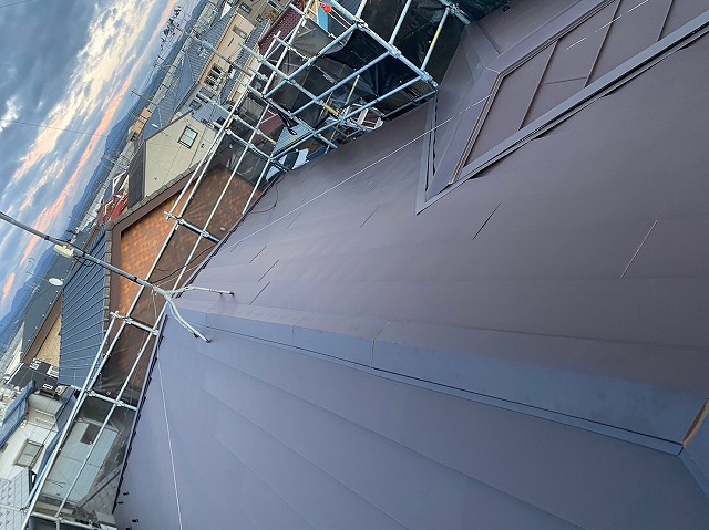 スレート屋根から横暖ルーフを使った屋根カバー工事を行いました！川口市屋根カバー工事　横暖ルーフαｓ　ニチハ　センタールーフ　スレートボロボロ　ガルバリウム鋼板　