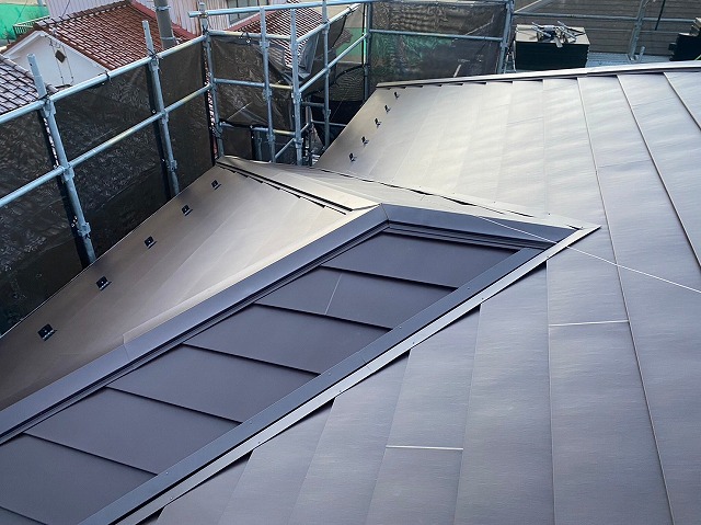 スレート屋根から横暖ルーフを使った屋根カバー工事を行いました！川口市屋根カバー工事　横暖ルーフαｓ　ニチハ　センタールーフ　スレートボロボロ　ガルバリウム鋼板　