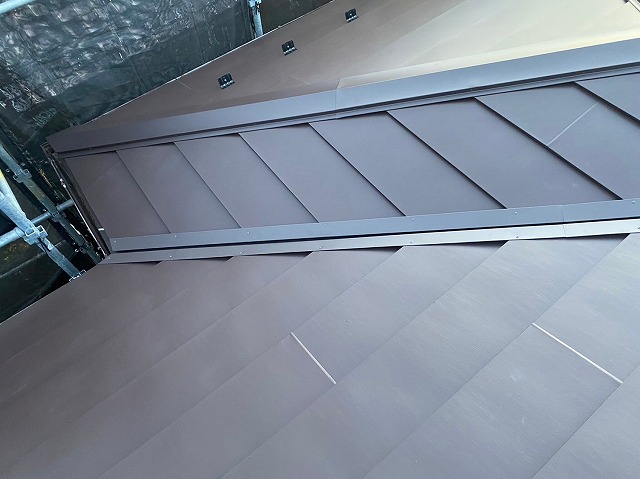 スレート屋根から横暖ルーフを使った屋根カバー工事を行いました！川口市屋根カバー工事　横暖ルーフαｓ　ニチハ　センタールーフ　スレートボロボロ　ガルバリウム鋼板　