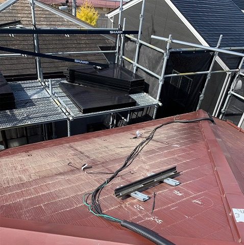 スレート屋根から横暖ルーフを使った屋根カバー工事を行いました！川口市屋根カバー工事　横暖ルーフαｓ　ニチハ　センタールーフ　スレートボロボロ　ガルバリウム鋼板　