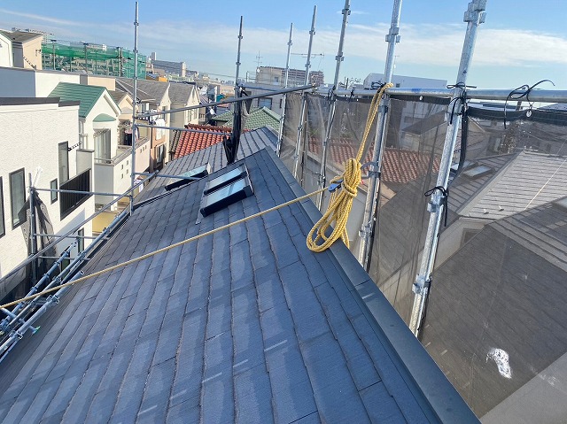 スレート屋根から横暖ルーフを使った屋根カバー工事を行いました！川口市屋根カバー工事　横暖ルーフαｓ　ニチハ　センタールーフ　スレートボロボロ　ガルバリウム鋼板　