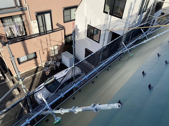 スレート屋根から横暖ルーフを使った屋根カバー工事を行いました！川口市屋根カバー工事　横暖ルーフαｓ　ニチハ　センタールーフ　スレートボロボロ　ガルバリウム鋼板　