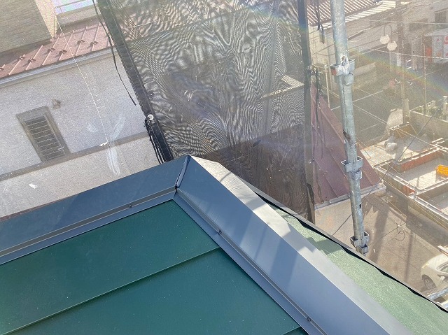 スレート屋根から横暖ルーフを使った屋根カバー工事を行いました！川口市屋根カバー工事　横暖ルーフαｓ　ニチハ　センタールーフ　スレートボロボロ　ガルバリウム鋼板　