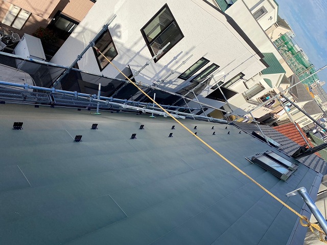 スレート屋根から横暖ルーフを使った屋根カバー工事を行いました！川口市屋根カバー工事　横暖ルーフαｓ　ニチハ　センタールーフ　スレートボロボロ　ガルバリウム鋼板　