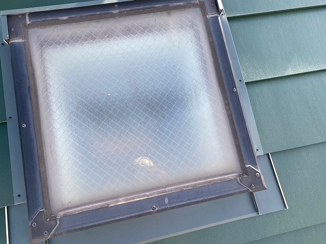 スレート屋根から横暖ルーフを使った屋根カバー工事を行いました！川口市屋根カバー工事　横暖ルーフαｓ　ニチハ　センタールーフ　スレートボロボロ　ガルバリウム鋼板　