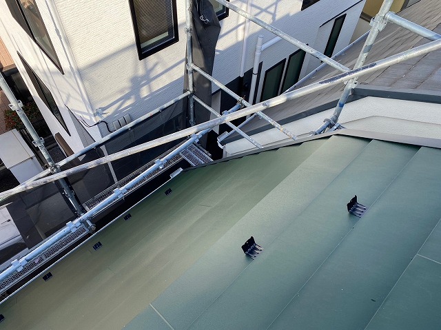 スレート屋根から横暖ルーフを使った屋根カバー工事を行いました！川口市屋根カバー工事　横暖ルーフαｓ　ニチハ　センタールーフ　スレートボロボロ　ガルバリウム鋼板　