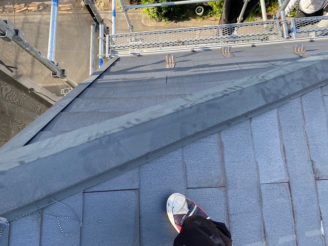 スレート屋根から横暖ルーフを使った屋根カバー工事を行いました！川口市屋根カバー工事　横暖ルーフαｓ　ニチハ　センタールーフ　スレートボロボロ　ガルバリウム鋼板　