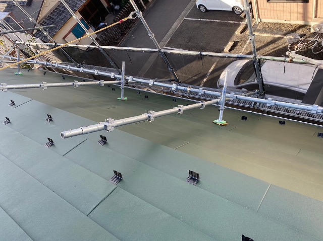 スレート屋根から横暖ルーフを使った屋根カバー工事を行いました！川口市屋根カバー工事　横暖ルーフαｓ　ニチハ　センタールーフ　スレートボロボロ　ガルバリウム鋼板　