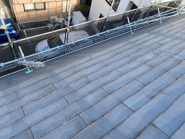 スレート屋根から横暖ルーフを使った屋根カバー工事を行いました！川口市屋根カバー工事　横暖ルーフαｓ　ニチハ　センタールーフ　スレートボロボロ　ガルバリウム鋼板　