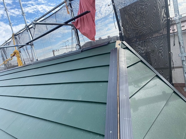 スレート屋根から横暖ルーフを使った屋根カバー工事を行いました！川口市屋根カバー工事　横暖ルーフαｓ　ニチハ　センタールーフ　スレートボロボロ　ガルバリウム鋼板　