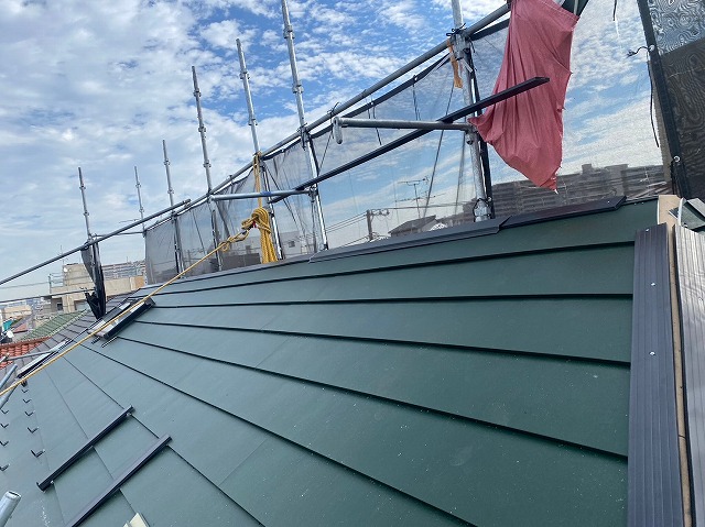 スレート屋根から横暖ルーフを使った屋根カバー工事を行いました！川口市屋根カバー工事　横暖ルーフαｓ　ニチハ　センタールーフ　スレートボロボロ　ガルバリウム鋼板　