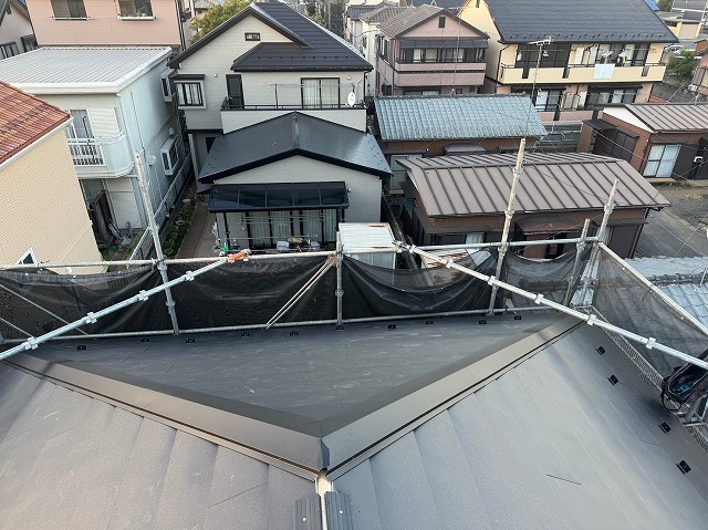 スレート屋根から横暖ルーフを使った屋根カバー工事を行いました！川口市屋根カバー工事　横暖ルーフαｓ　ニチハ　センタールーフ　スレートボロボロ　ガルバリウム鋼板　