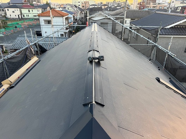 スレート屋根から横暖ルーフを使った屋根カバー工事を行いました！川口市屋根カバー工事　横暖ルーフαｓ　ニチハ　センタールーフ　スレートボロボロ　ガルバリウム鋼板　