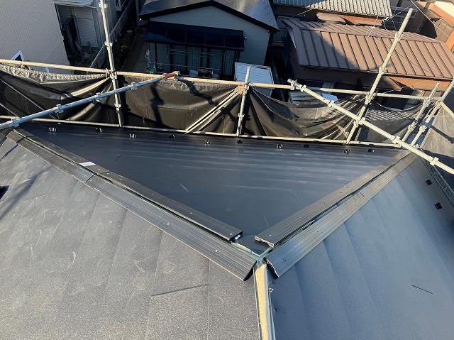 スレート屋根から横暖ルーフを使った屋根カバー工事を行いました！川口市屋根カバー工事　横暖ルーフαｓ　ニチハ　センタールーフ　スレートボロボロ　ガルバリウム鋼板　