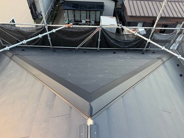 スレート屋根から横暖ルーフを使った屋根カバー工事を行いました！川口市屋根カバー工事　横暖ルーフαｓ　ニチハ　センタールーフ　スレートボロボロ　ガルバリウム鋼板　