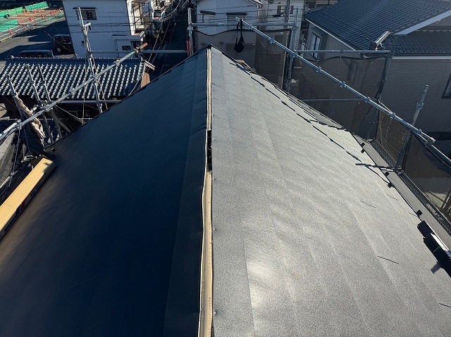 スレート屋根から横暖ルーフを使った屋根カバー工事を行いました！川口市屋根カバー工事　横暖ルーフαｓ　ニチハ　センタールーフ　スレートボロボロ　ガルバリウム鋼板　