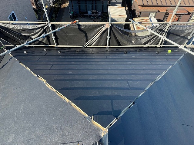 スレート屋根から横暖ルーフを使った屋根カバー工事を行いました！川口市屋根カバー工事　横暖ルーフαｓ　ニチハ　センタールーフ　スレートボロボロ　ガルバリウム鋼板　