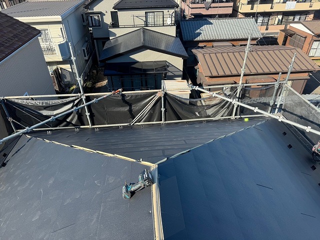 スレート屋根から横暖ルーフを使った屋根カバー工事を行いました！川口市屋根カバー工事　横暖ルーフαｓ　ニチハ　センタールーフ　スレートボロボロ　ガルバリウム鋼板　