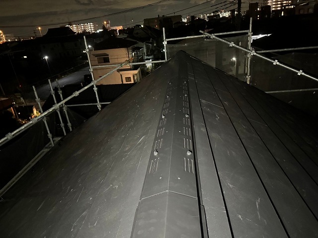 スレート屋根から横暖ルーフを使った屋根カバー工事を行いました！川口市屋根カバー工事　横暖ルーフαｓ　ニチハ　センタールーフ　スレートボロボロ　ガルバリウム鋼板　