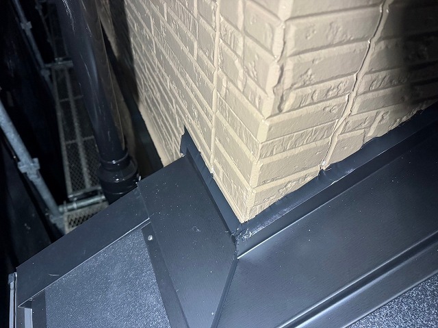 スレート屋根から横暖ルーフを使った屋根カバー工事を行いました！川口市屋根カバー工事　横暖ルーフαｓ　ニチハ　センタールーフ　スレートボロボロ　ガルバリウム鋼板　