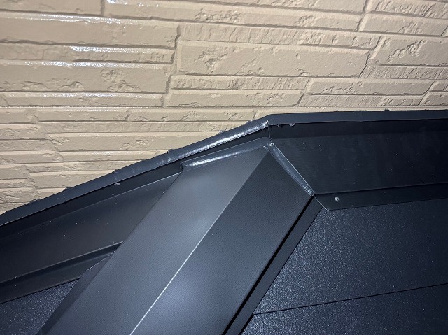 スレート屋根から横暖ルーフを使った屋根カバー工事を行いました！川口市屋根カバー工事　横暖ルーフαｓ　ニチハ　センタールーフ　スレートボロボロ　ガルバリウム鋼板　