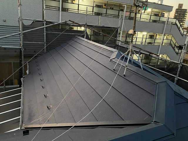 スレート屋根から横暖ルーフを使った屋根カバー工事を行いました！川口市屋根カバー工事　横暖ルーフαｓ　ニチハ　センタールーフ　スレートボロボロ　ガルバリウム鋼板　