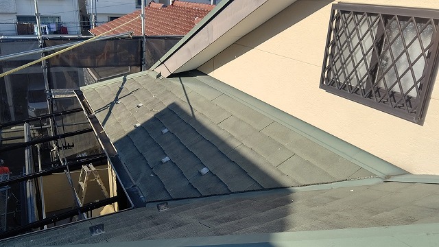 スレート屋根から横暖ルーフを使った屋根カバー工事を行いました！川口市屋根カバー工事　横暖ルーフαｓ　ニチハ　センタールーフ　スレートボロボロ　ガルバリウム鋼板　