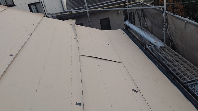 スレート屋根から横暖ルーフを使った屋根カバー工事を行いました！川口市屋根カバー工事　横暖ルーフαｓ　ニチハ　センタールーフ　スレートボロボロ　ガルバリウム鋼板　