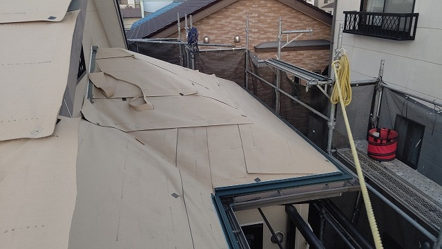 スレート屋根から横暖ルーフを使った屋根カバー工事を行いました！川口市屋根カバー工事　横暖ルーフαｓ　ニチハ　センタールーフ　スレートボロボロ　ガルバリウム鋼板　